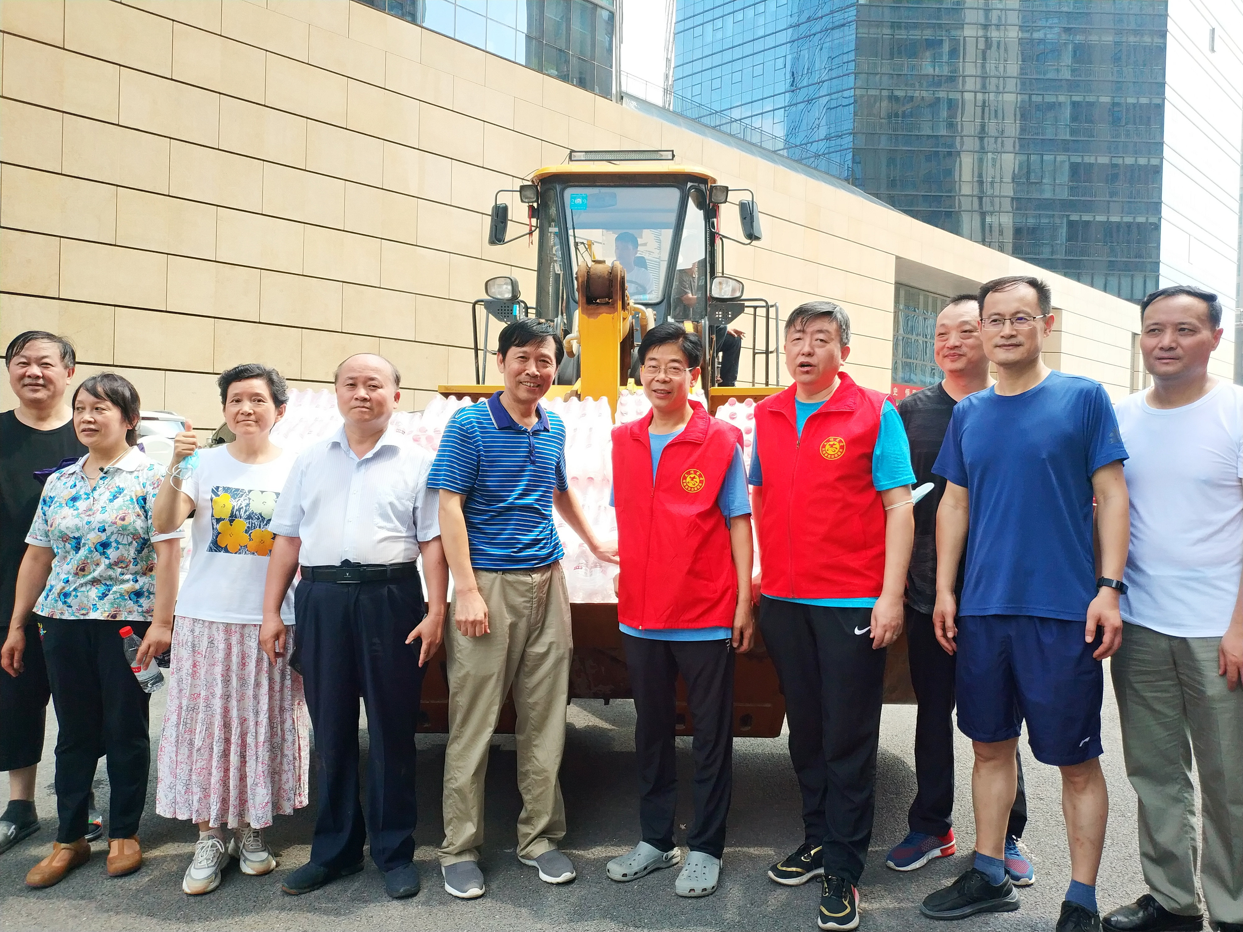 高庄社区代表开铲车接受捐赠.jpg