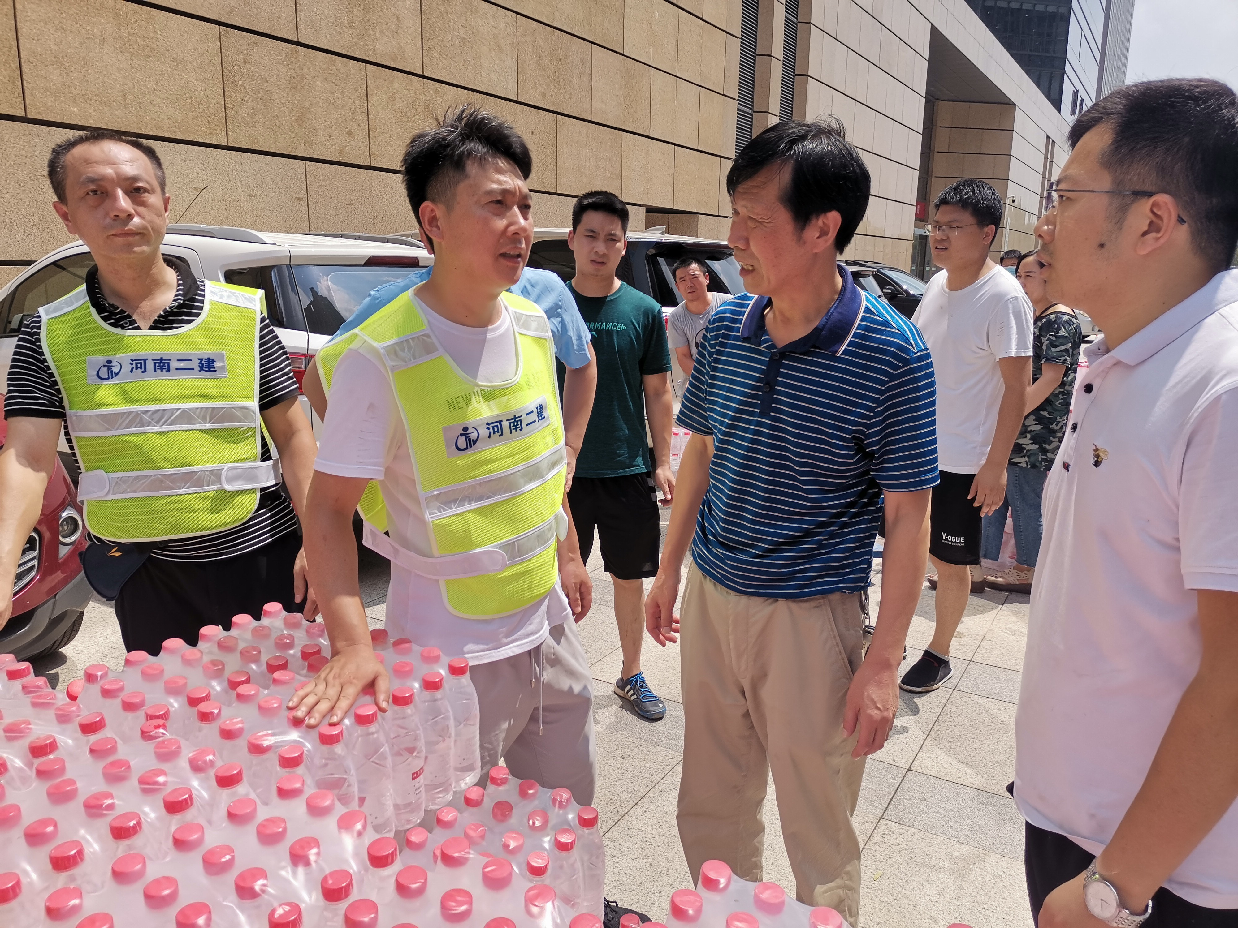河南二建接受捐赠.jpg