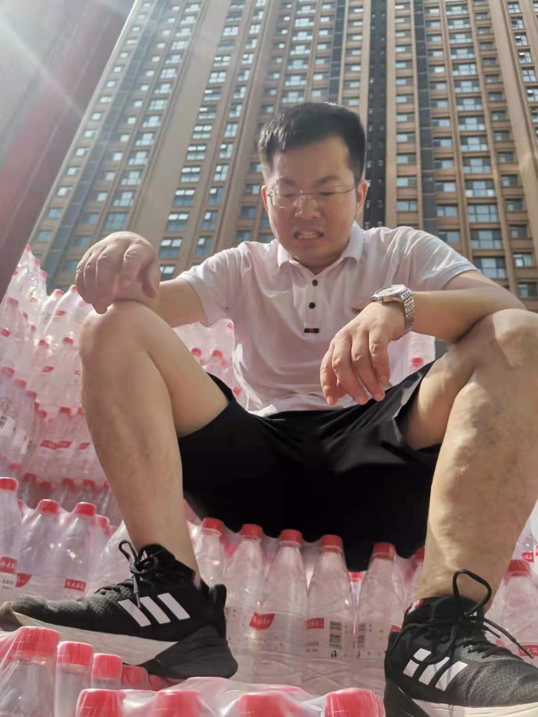 亚斌搬水.jpg