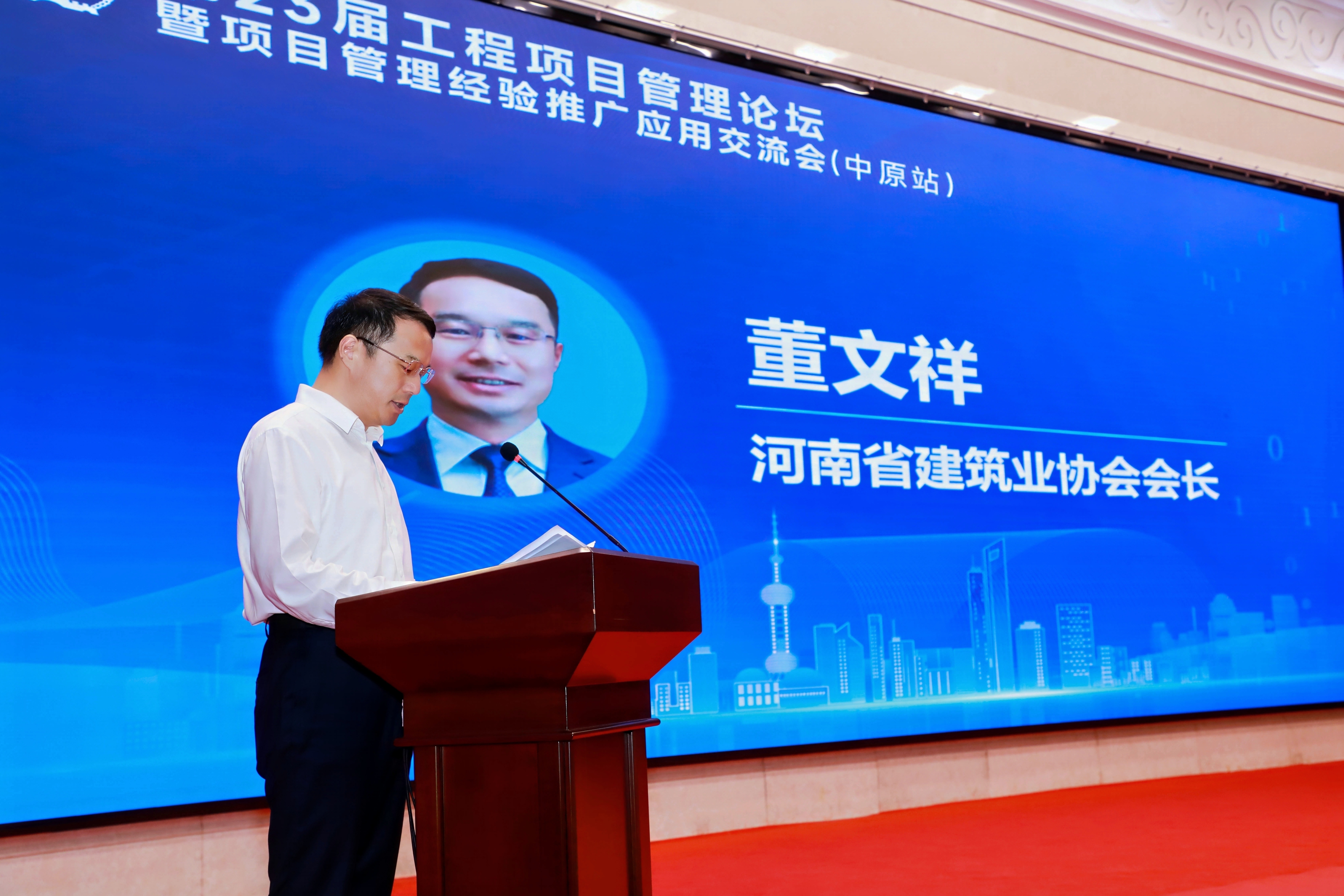 董会长.jpg 董会长.jpg